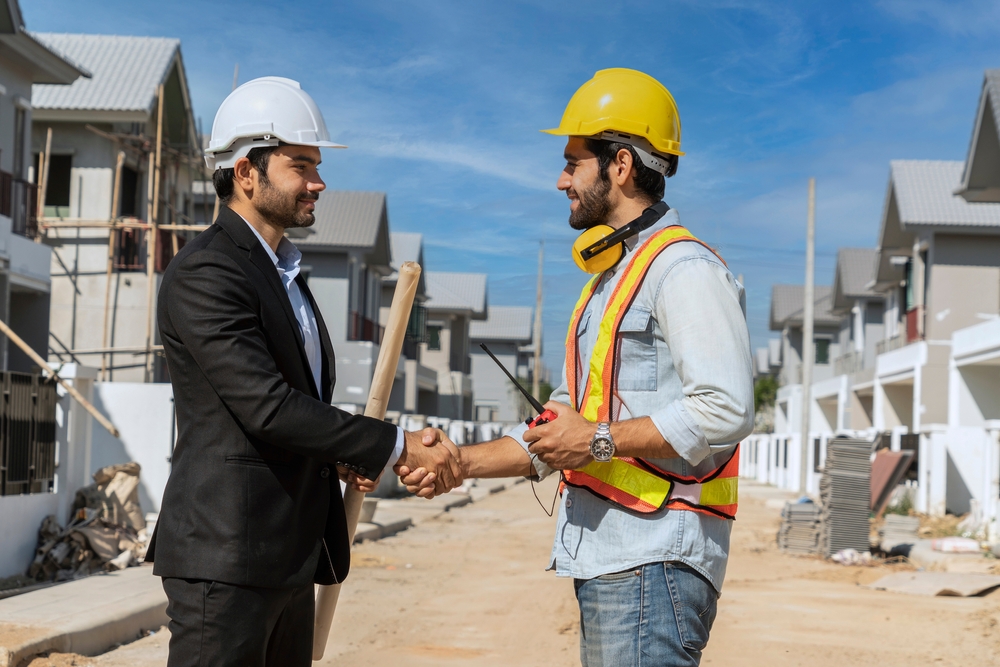 Project,Manager,,Wearing,A,Suit,,Shakes,Hands,To,Congratulate,The