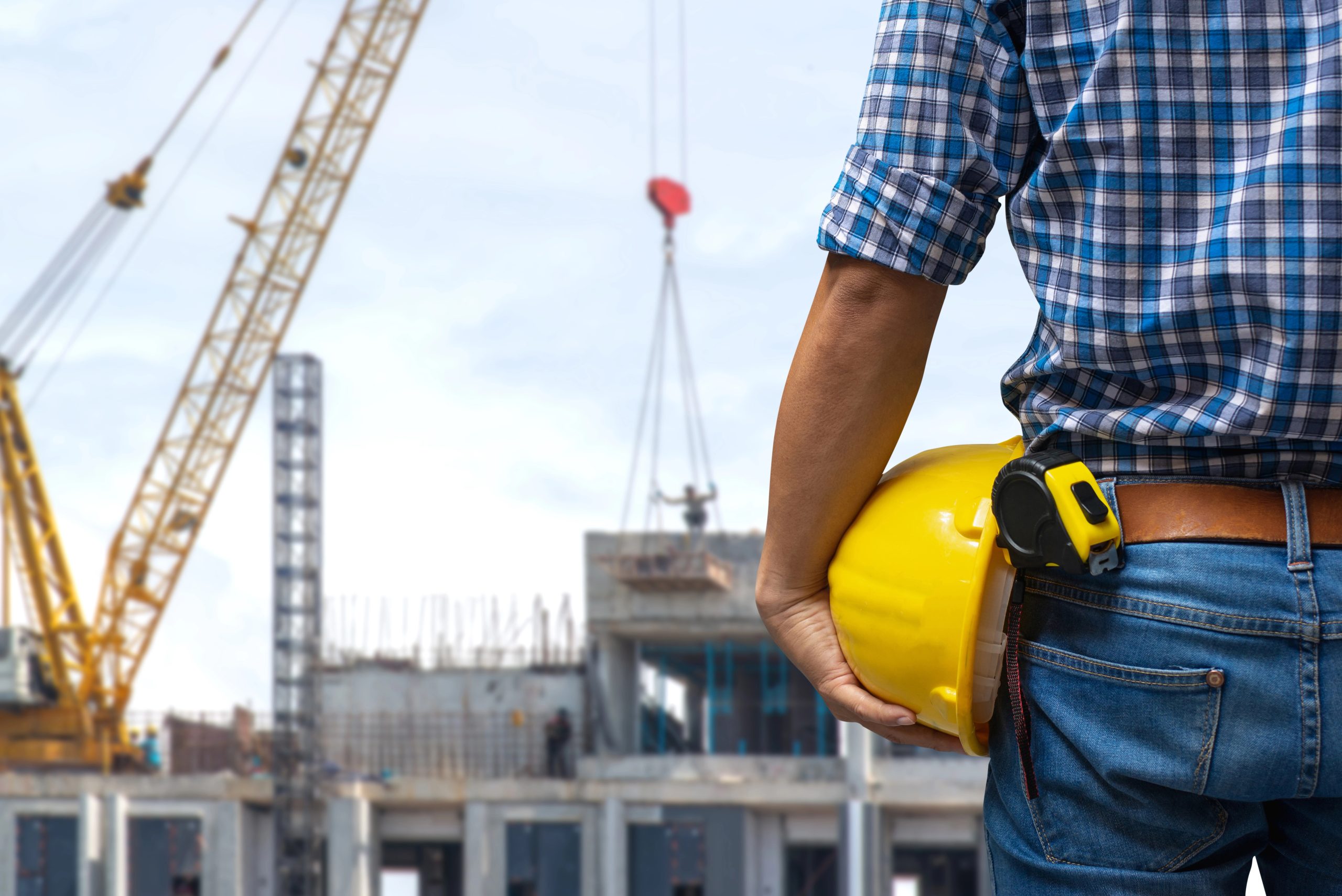 trabajador de la construccion en primer plano dirigiendo obra